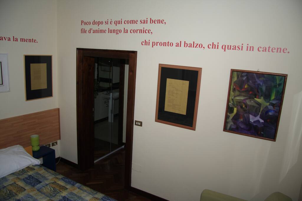 Mario Luzi
"La notte lava la mente.
Poco dopo si è qui come sai bene,
fila d'anime lungo la cornice,
chi pronto al balzo, chi quasi in catene.
Qualcuno sulla pagina del mare
traccia un segno di vita, figge un punto.
Raramente qualche gabbiano appare."