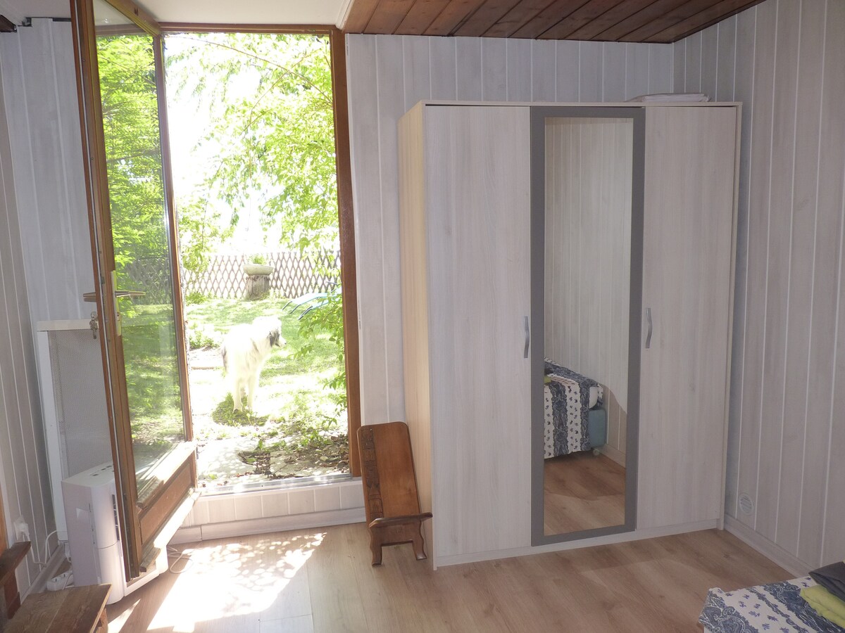 Armario de la habitación y acceso al jardín