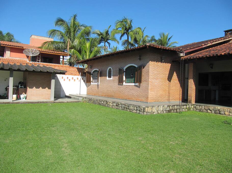 Amplo gramado para pratica de esportes e banheiro com ducha para retorno da praia.