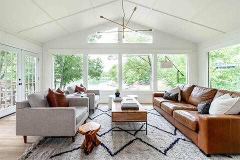 The HERON HOUSE-right on Lake Avalon by OZ Trails!