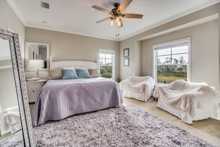 Настанете се удобно в този просторен главен апартамент с двойно легло king size.