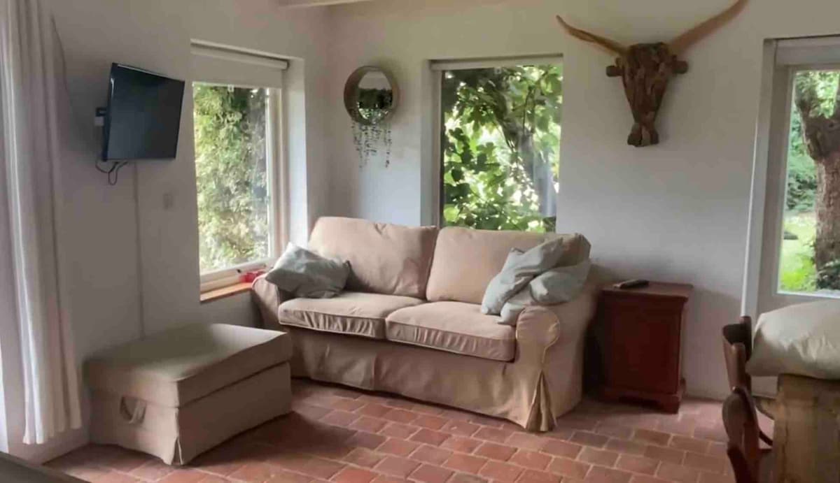 ห้องนั่งเล่นโซฟาที่สะดวกสบายที่สามารถเป็นเตียง 2 ชั้นได้ 