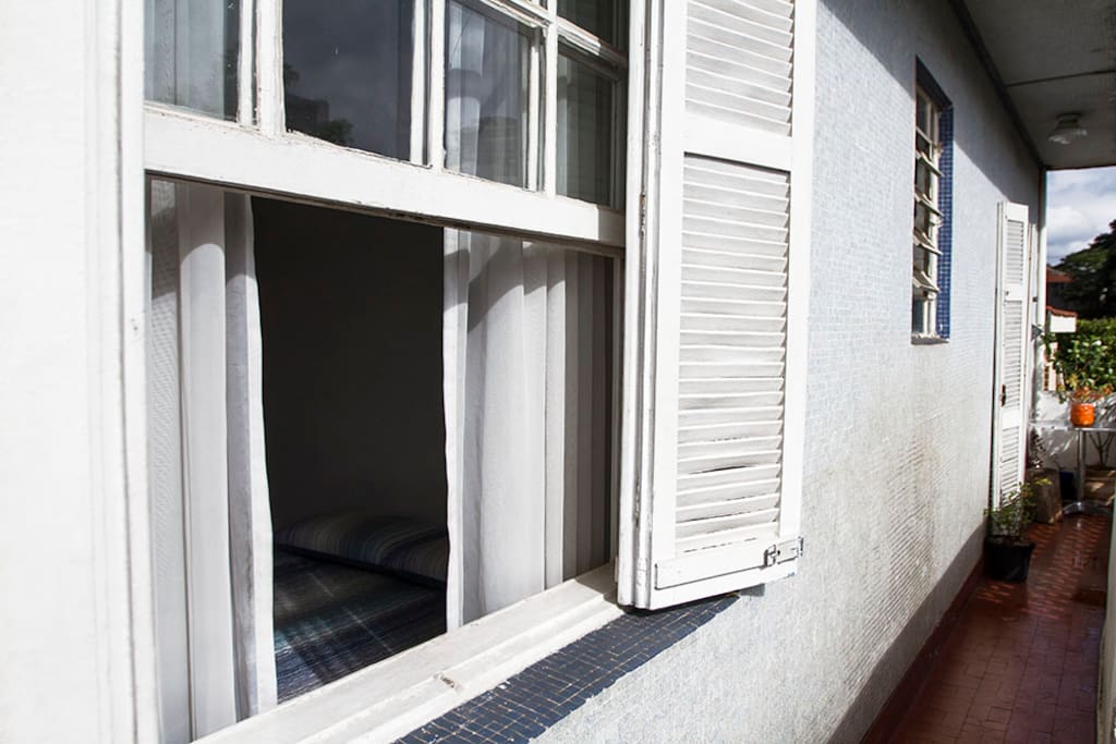 Janela do quarto de hóspedes para a varanda.