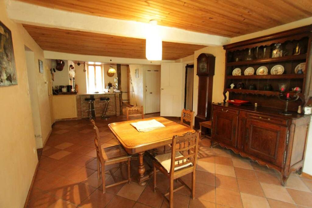 La salle à manger. La table dispose de 3 allonges.