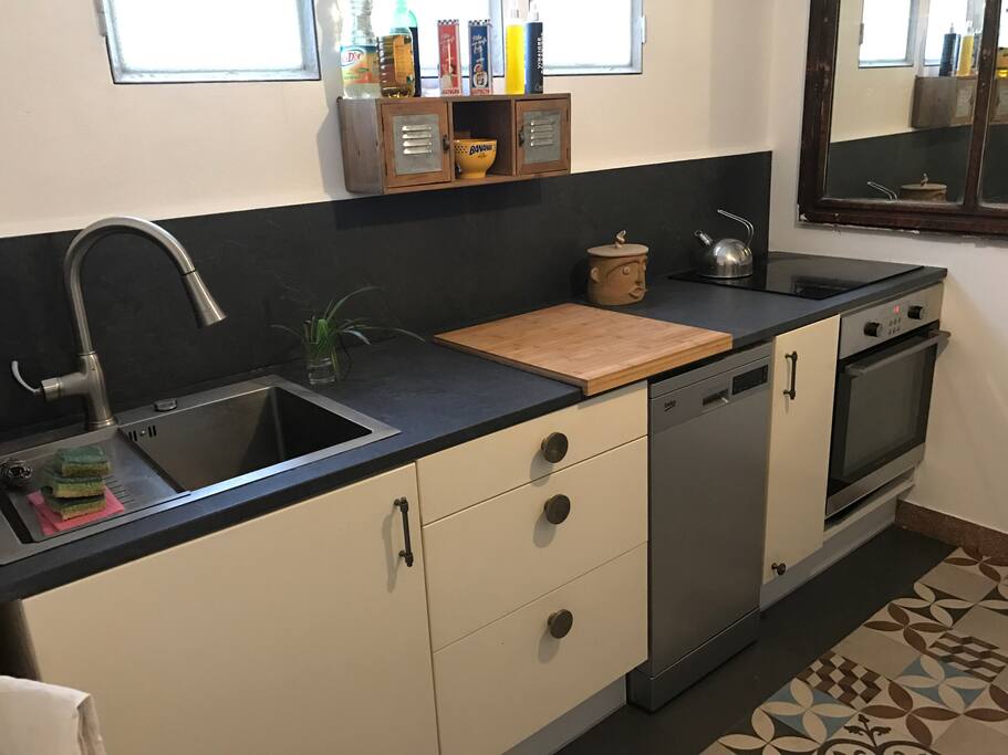 Cuisine avec lave vaisselle , four et plaques induction