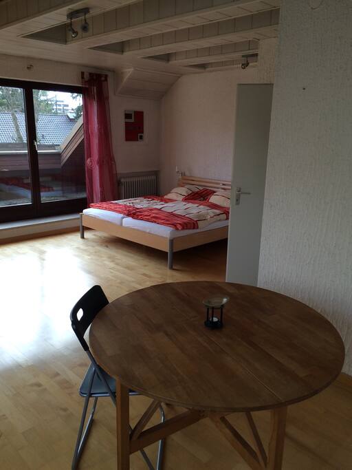 Schlaf- und Wohnzimmer mit Essgelegenheit (bei Bedarf bis zu 4 Stühle vorhanden)