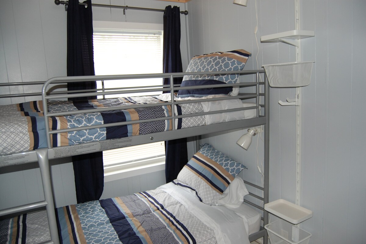 Druhá spálňa v chate je vybavená svetlami na čítanie a úložným priestorom pre každú poschodovú posteľ. Má veľké okno, ale aj nástenný ventilátor.  Pre hostí cestujúcich s malými deťmi je k dispozícii vysúvacia posteľ alebo zábradlie. 