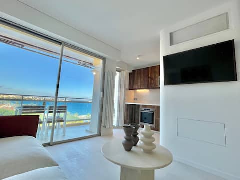 Top Airbnb: Beautiful 2-room architect's house, sea view in Cagnes Sur Mer
