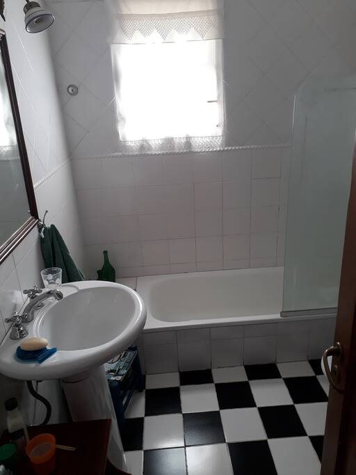 Baño privado, agua caliente y fría para bañarse.