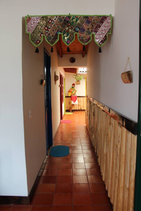 Acceso a las habitaciones y al patio interior