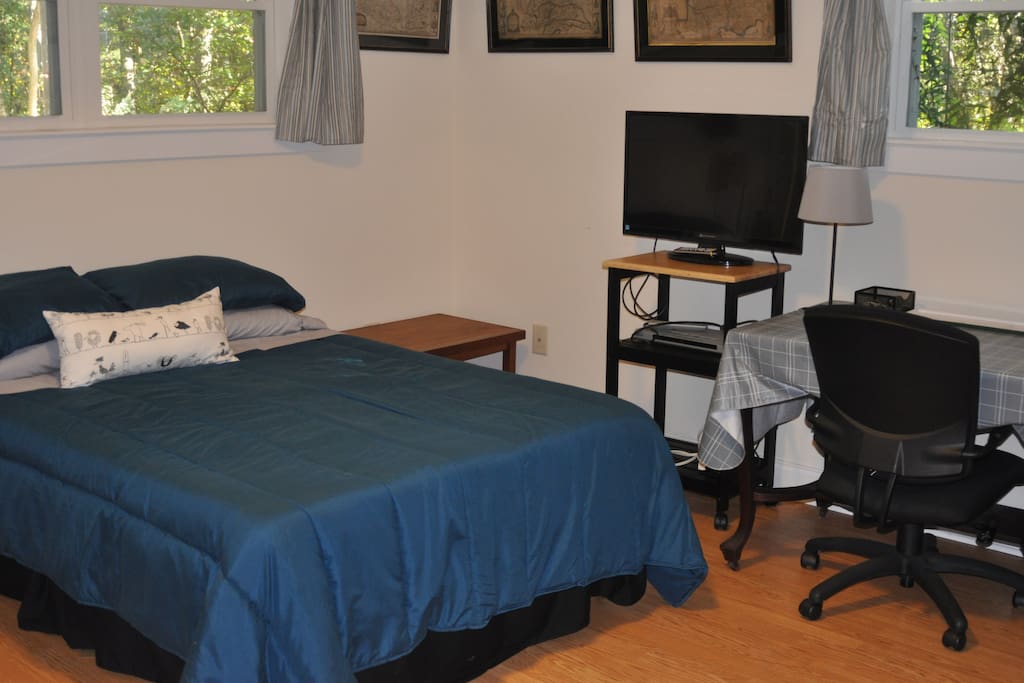 There is a TV but it is not hooked up to anything. A table serves as a desk. The wireless internet (U-verse) is fine at the desk but a bit weak as you move towards the head of the bed.