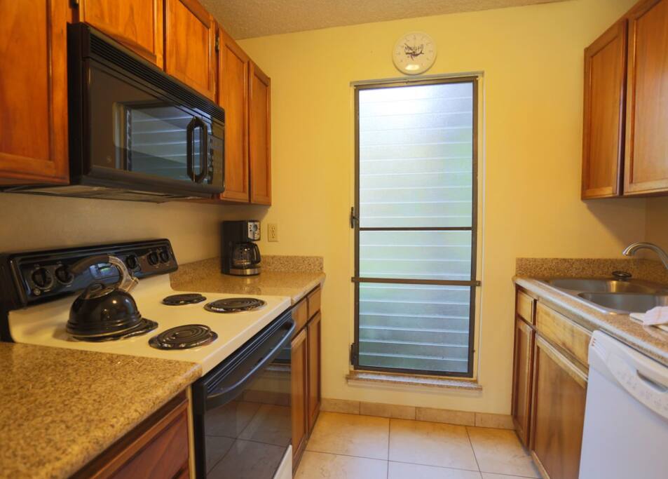 Full kitchen w/ dishwasher
