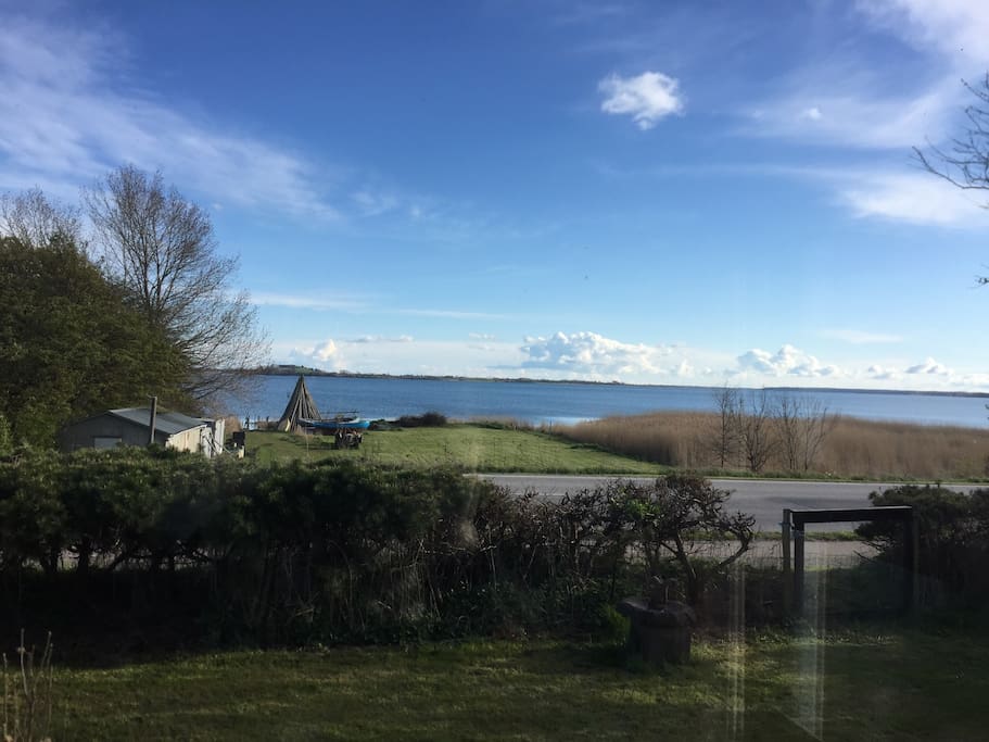 Udsigt fra haven over engen lige ned til vandet/view from the house