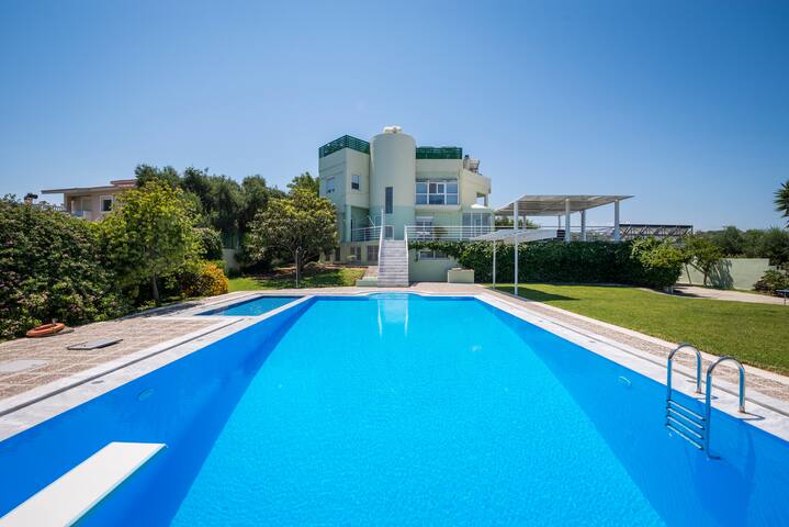 Deep Dive Pool Villa gallery image 4