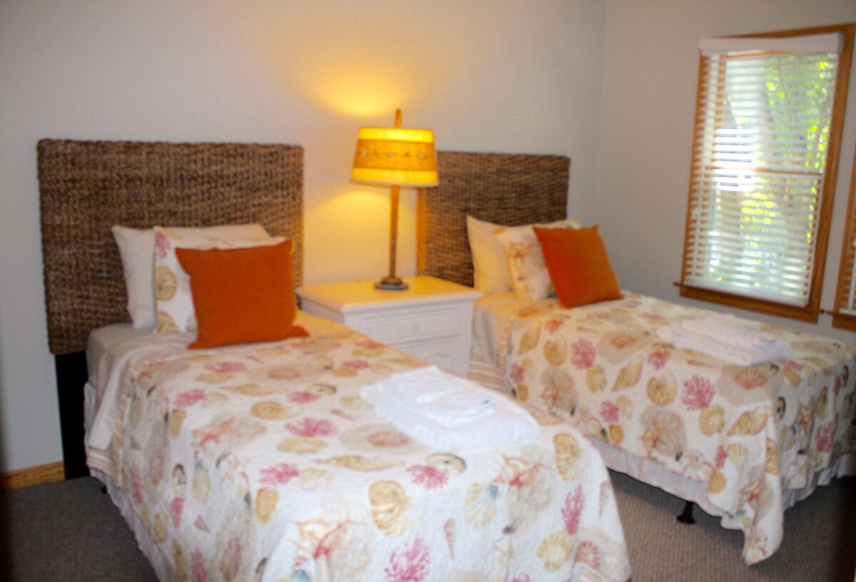 Dvokrevetna soba na srednjoj razini. Dijeli hodnik u kadi.