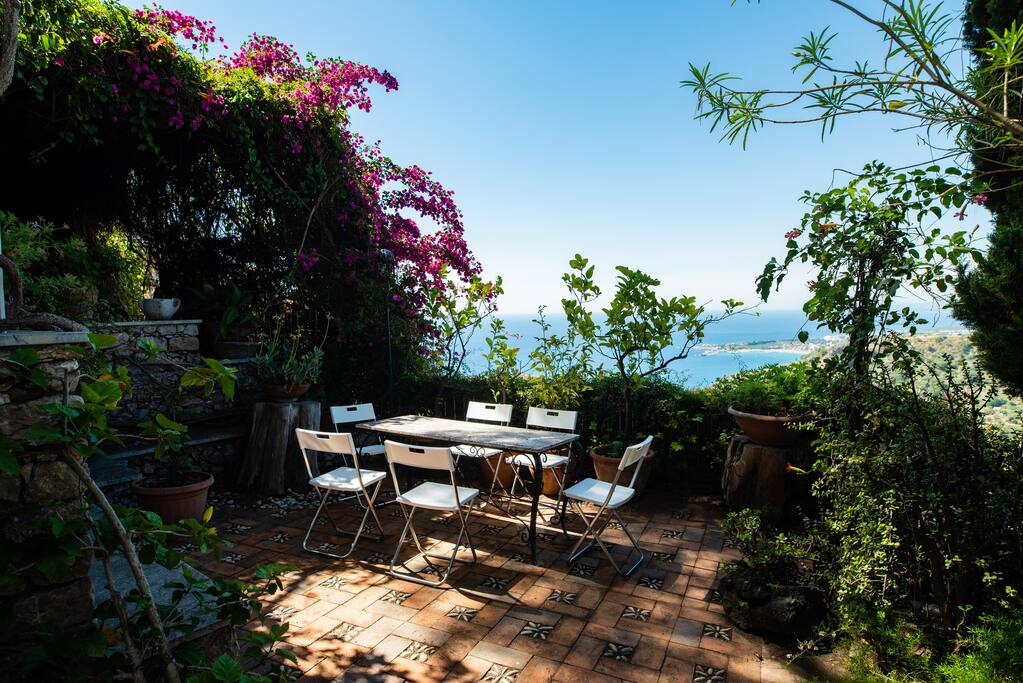 Villa Garden dining area