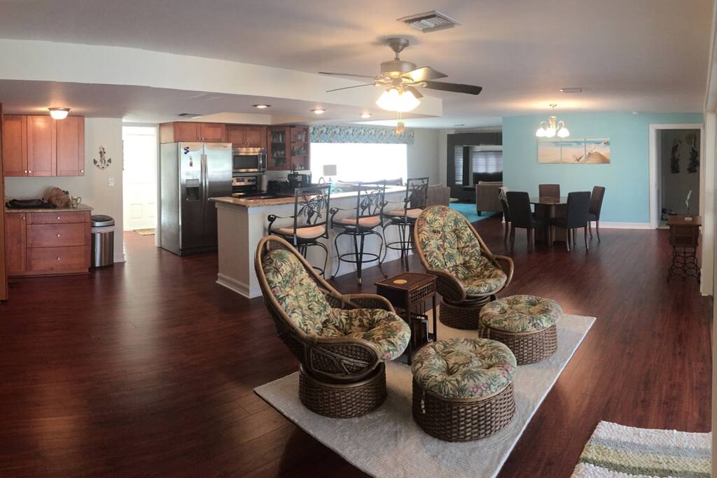 Open floor plan, very light, bright and spacious!