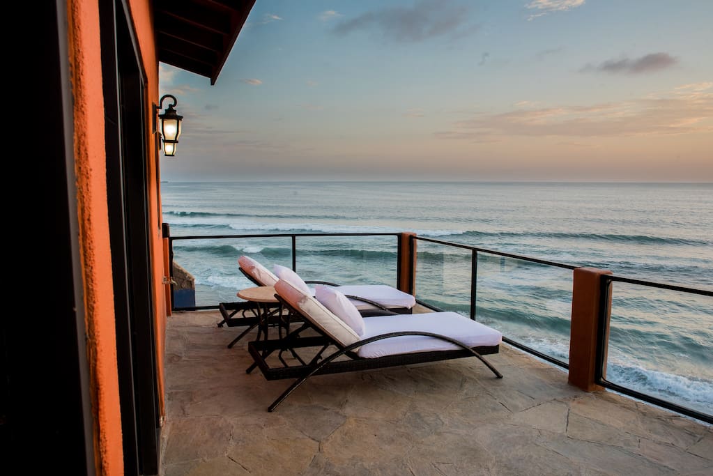 4 lounge chairs
