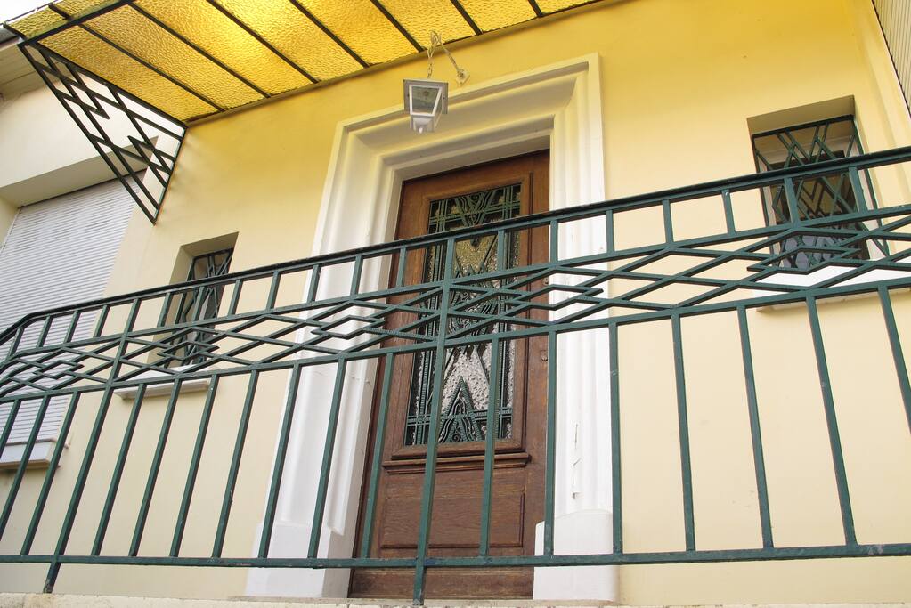 vue de l'entrée , coté rue