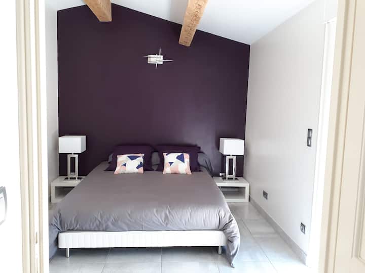 חדר שינה המשקיף על הבריכה עם 160 מיטות. מצעים כלולים.