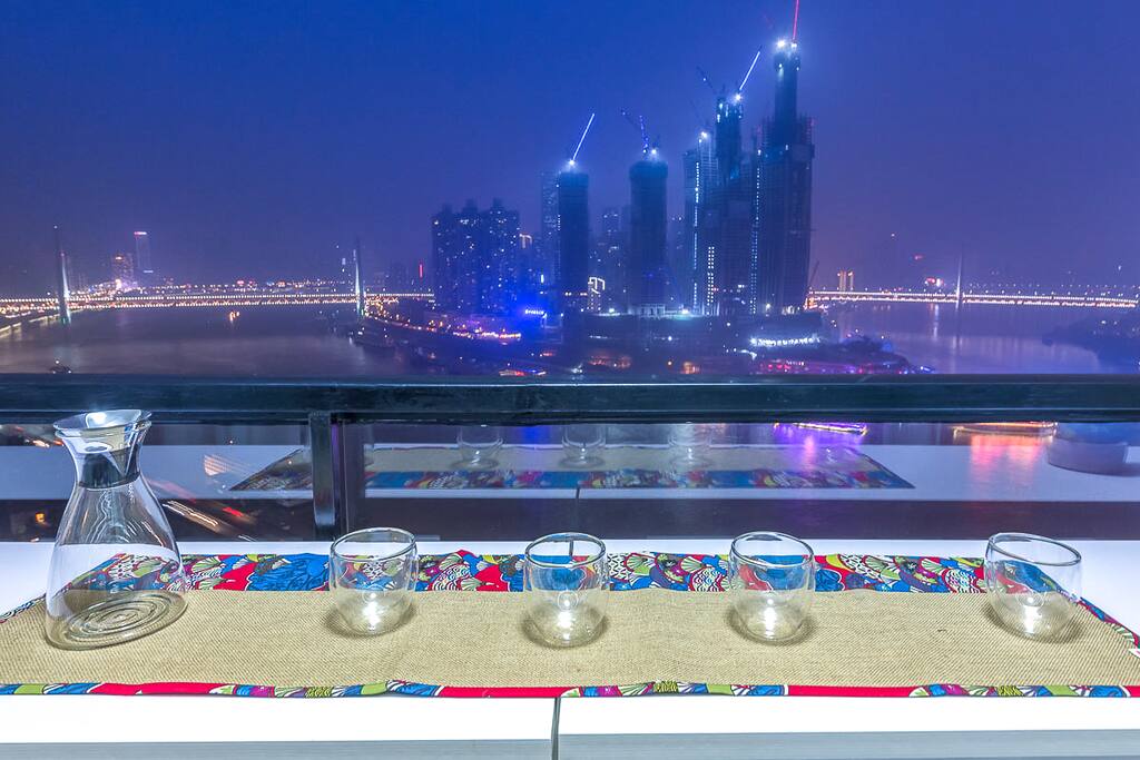 吧台外的雾都美丽夜晚