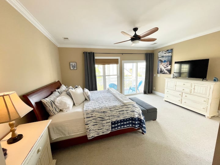 Главна спална соба со брачен кревет (широк 150-179 см) и брачен кревет (широк 180-179 см).
Има балкон кој се наоѓа директно од оваа соба со прошетка на вдовиците каде што може да имате одличен поглед на океанот, изгрејсонце или зајдисонце!