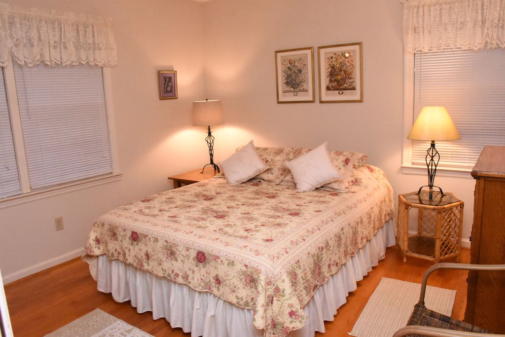Queen bedroom with private half bath