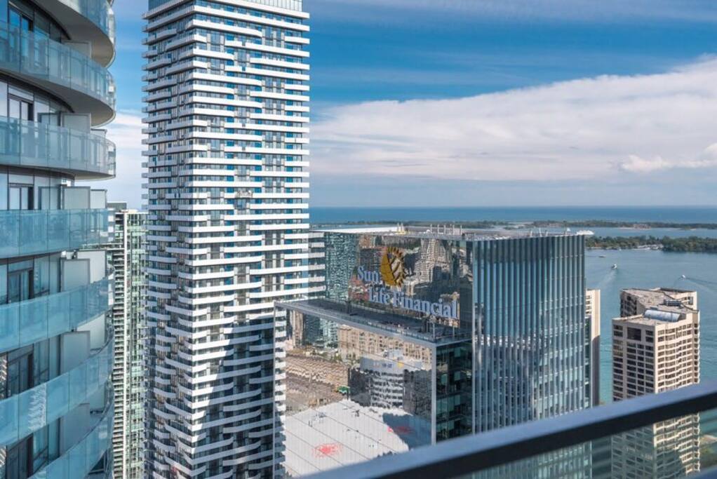 Even has the extraordinary Ontario Lake View !