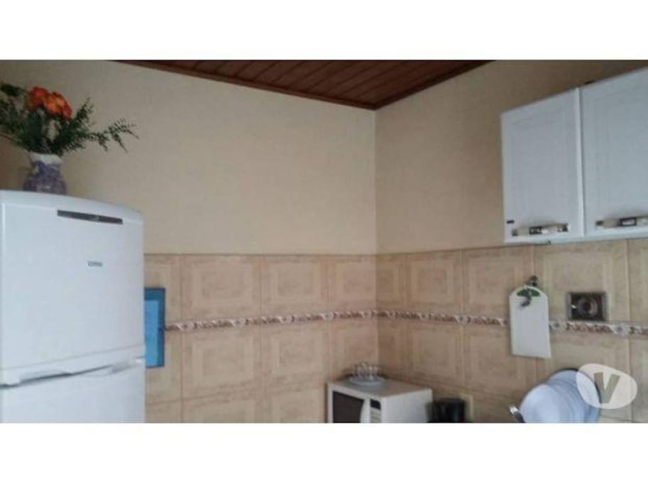 Cozinha com fogão e utensílios