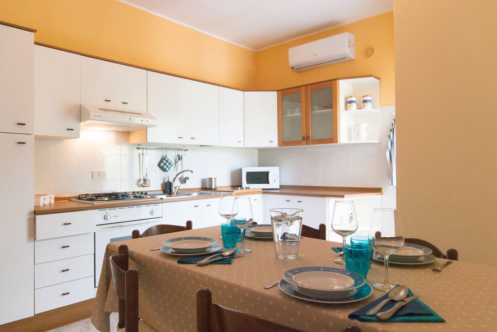 Cucina attrezzata con forno, microonde e tutto l necessario per 6 persone