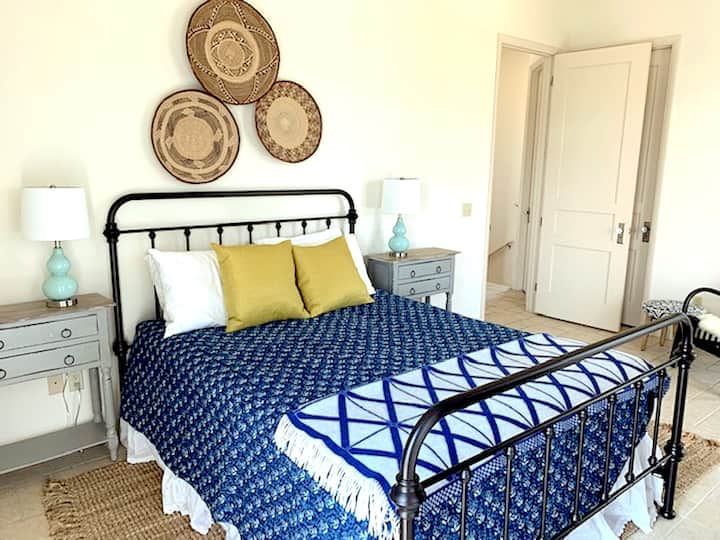 ห้องนอนชั้น 3 มีเตียงควีนไซส์และฟังก์ชั่นเป็นห้องนอนใหญ่ห้องที่สอง   มีทั้งสไตล์และสะดวกสบาย