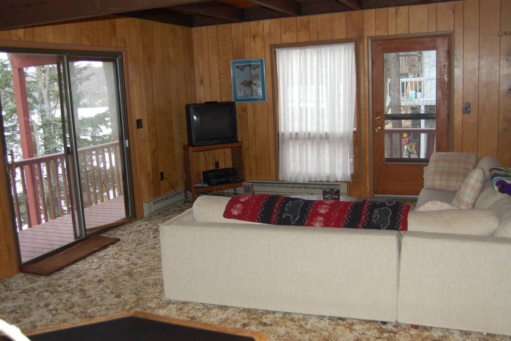 LOWER LEVEL
LIVING ROOM