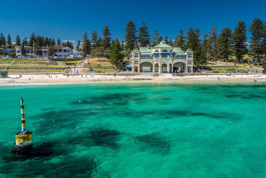 Walking distance to iconic Cottesloe beach