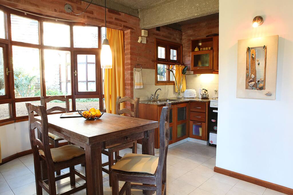 Comedor-cocina super luminoso y cómodo.