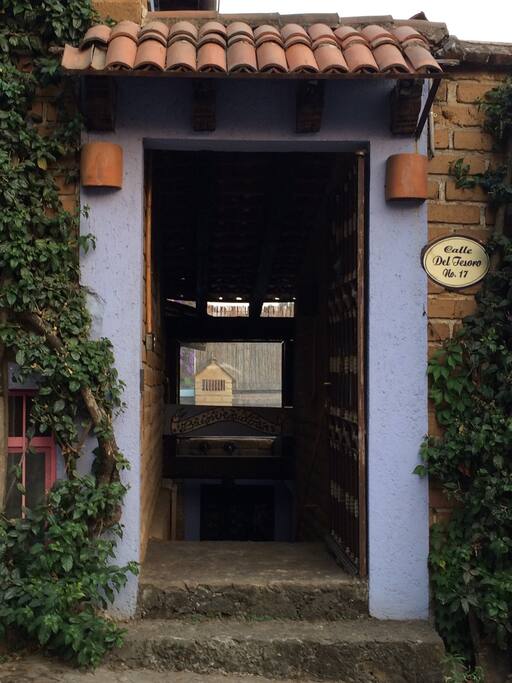 Puerta de entrada. Entrance door.