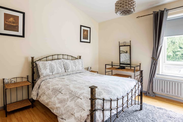 Chumba cha kulala kilicho na kitanda cha watu wawili, vitanda vya kando ya kitanda, kabati lenye viango, meza/dawati la kuvaa, kioo cha urefu kamili. Blinds za roller na mapazia ya kuzima na kikausha nywele na taa za kusoma zinazoweza kubebeka na feni inayoweza kubebeka