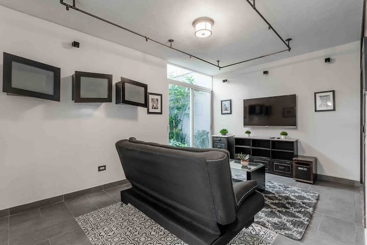 Chumba cha TV chenye kitanda cha sofa chenye starehe