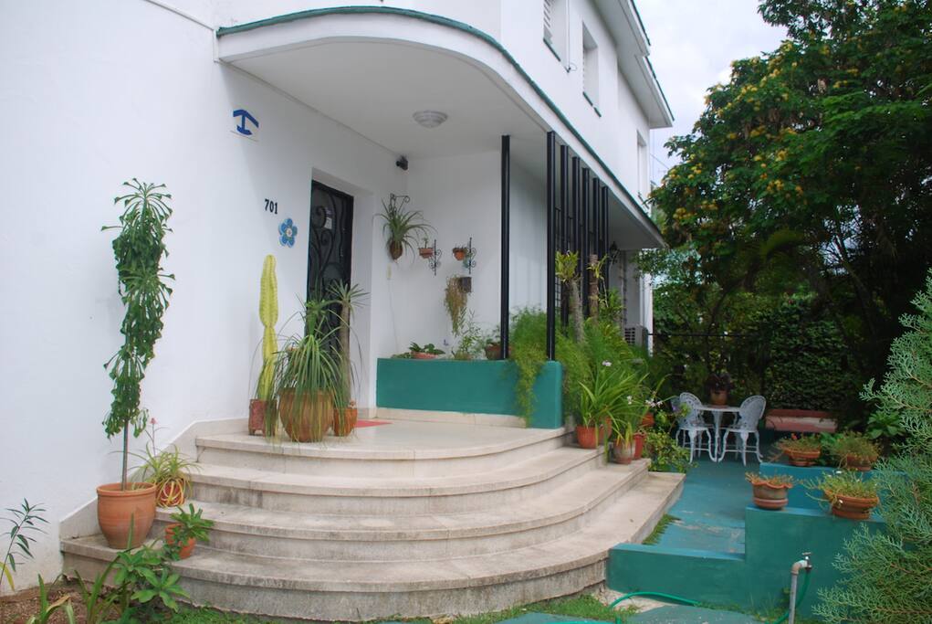 Entrada y Jardín