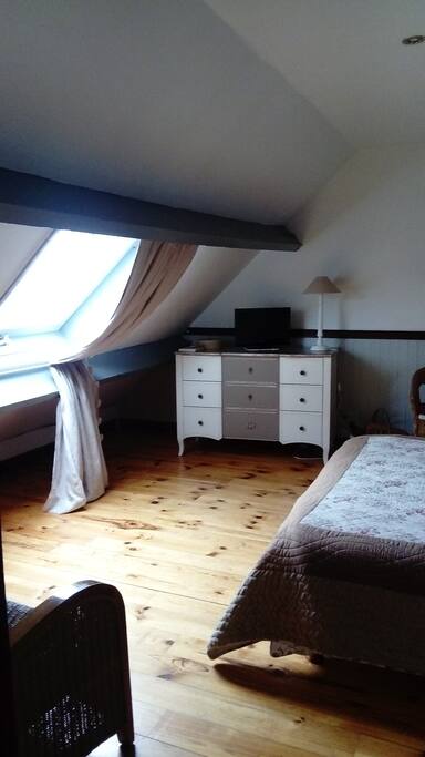 TV, commode, penderie, lit Queen Size et bureau