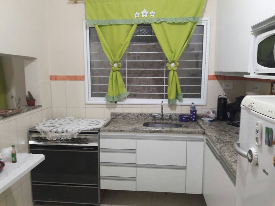 COZINHA BEM EQUIPADA COM TODOS OS UTENCILIOS DOMESTICO
