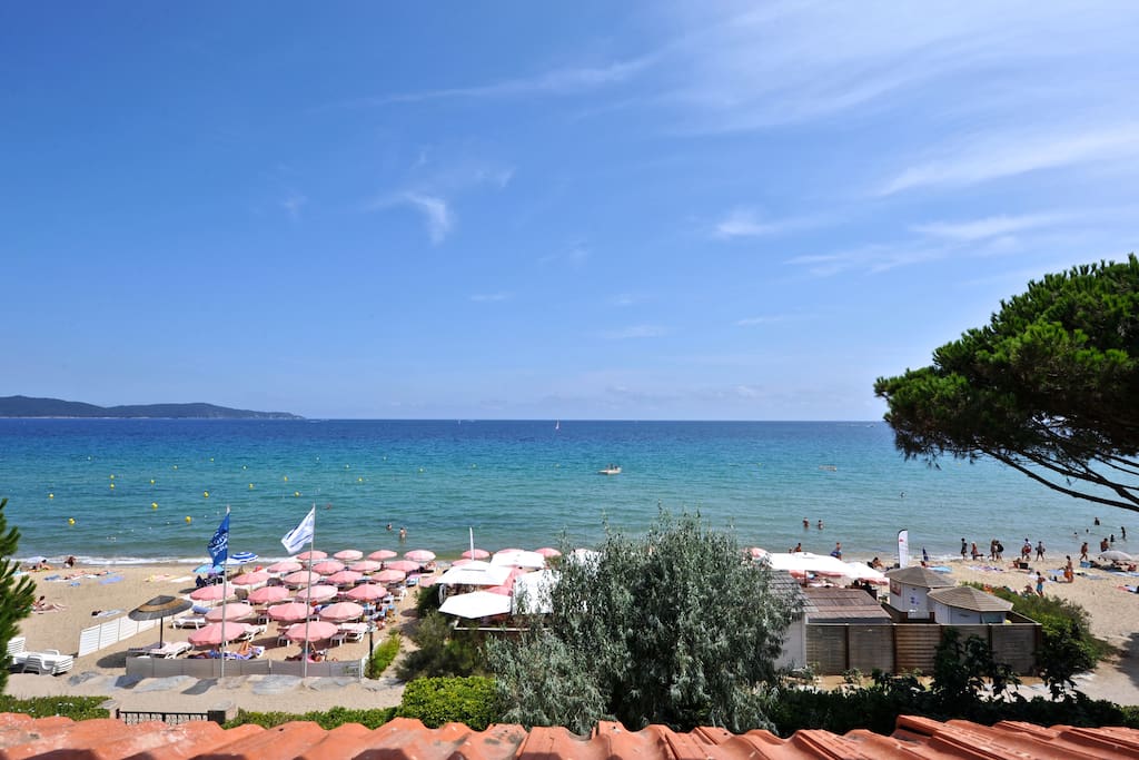 Vue sur mer des 2 chambres au 1er.