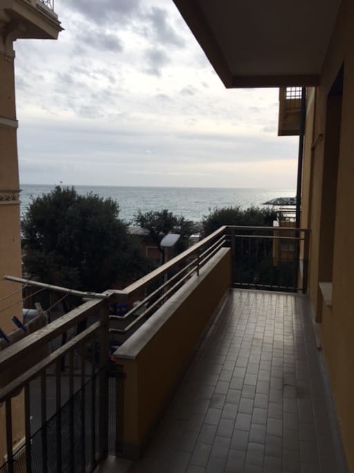 Balconata cucina e camera vista mare monti