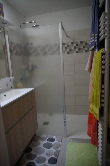 SALLE DE BAIN A PARTAGER