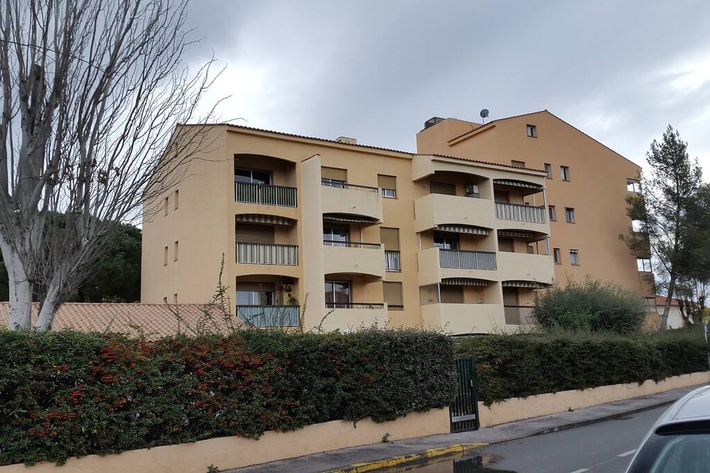 Vue immeuble de l'extérieur, balcon 3ème étage à gauche