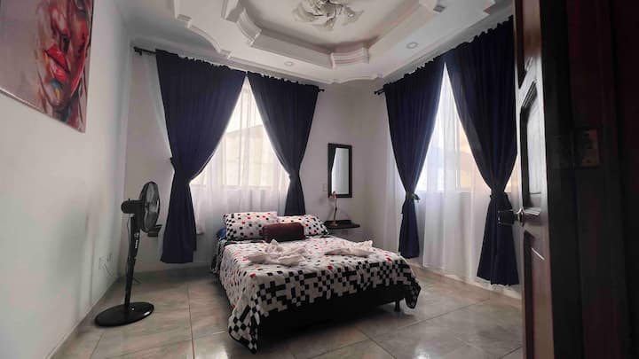 CHUMBA CHA KULALA CHA HALI YA JUU