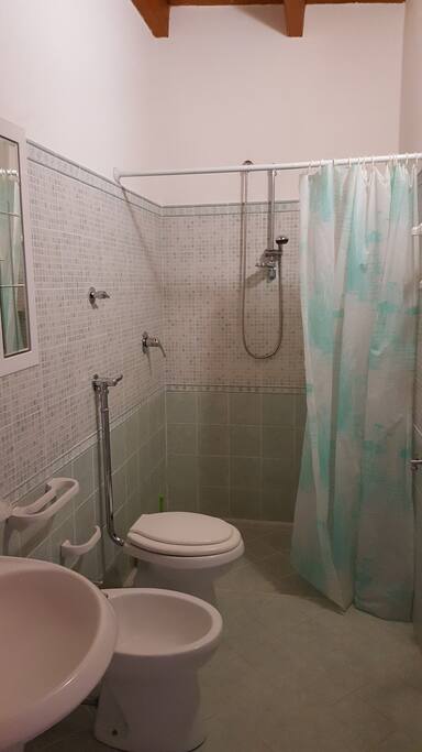 bagno con ampia doccia
