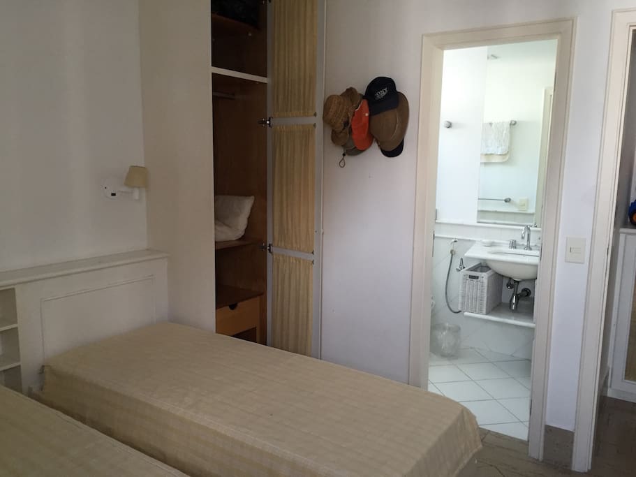 suite com 2 camas de solteiro - vista 1
