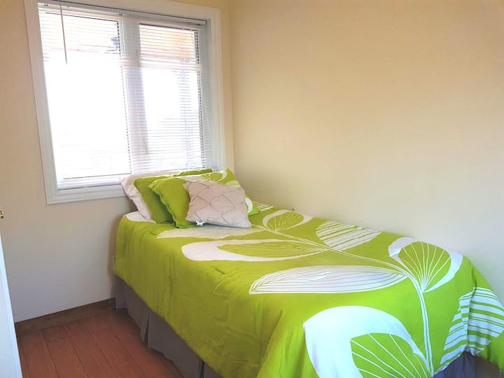 غرفة نوم رابعة بسرير مزدوج وخزانة ملابس 