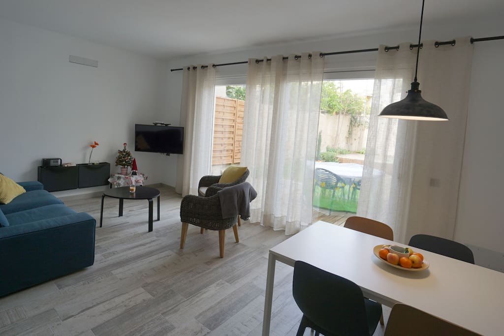 salon comedor con vistas hacia el jardin