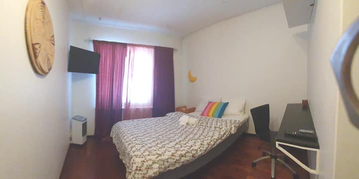 Хелми: Приватна спална соба со ергономски простор за работа.